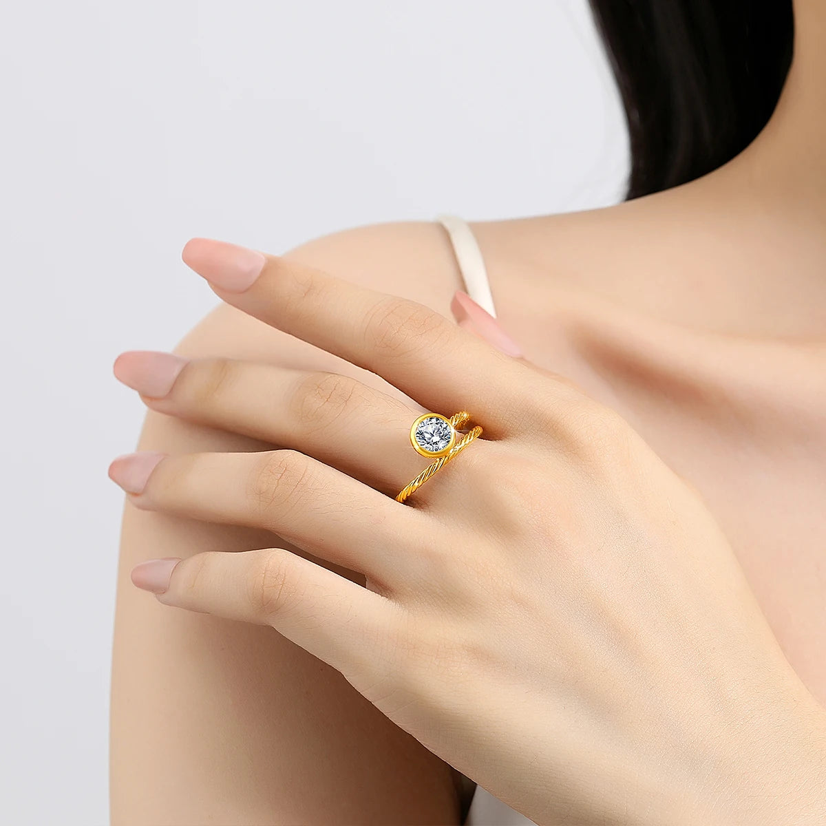 Anillo de Oro 14K con Moissanita 1ct - Diseño Trenzado Elegante